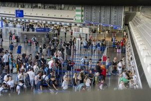 Reisende im Terminal 1 am Frankfurter Flughafen., © DPA/Andreas Arnold