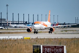 Ein Airbus A320 von Easyjet auf dem Flughafen BER., © DPA/Fabian Sommer