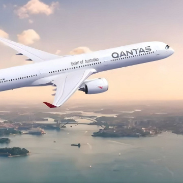 Airbus A350 von Qantas fliegt über Sydney., © Qantas