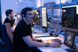 Der digitale Fluglotse DIRC arbeitet mit menschlichem Fluglotsenpersonal im Team., © DLR