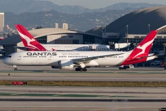 Boeing 787-9 von Qantas rollt über das Vorfeld, im Hintergrund ein Airbus A380 der Airline am Gate., © AirTeamImages.com/Rolf Jonsen