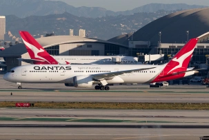 Boeing 787-9 von Qantas rollt über das Vorfeld, im Hintergrund ein Airbus A380 der Airline am Gate., © AirTeamImages.com/Rolf Jonsen