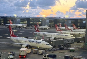 Flugzeuge von Turkish Airlines stehen in der Morgendämmerung auf dem Flughafen Istanbul., © airliners.de/Florian Boese