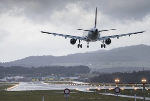 Ein Flugzeug landet bei schlechtem Wetter auf dem Flughafen Zürich., © DPA/Ennio Leanza