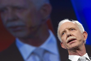 Pilot Chesley Sullenberger hält eine Rede beim Schweizer Wirtschaftsforum in Interlaken., © DPA/Peter Schneider