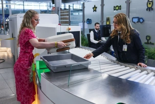Eine Reisende gibt im Sicherheitsbereich am Flughafen Köln/Bonn ihr Handgepäck ab., © DPA/Oliver Berg