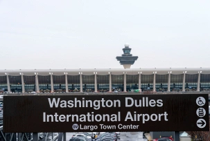 Ein Schild mit der Aufschrift "Washington Dulles International Airport"., © DPA/Jose Luis Magana