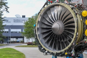 Ein Flugzeugtriebwerk steht auf dem Gelände der MTU Maintenance Berlin-Brandenburg GmbH., © DPA/Patrick Pleul