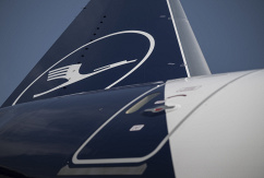 Blick entlang eines Leitwerks auf ein Lufthansa-Logo., © DPA/Hannes P. Albert