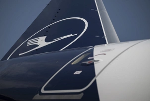 Blick entlang eines Leitwerks auf ein Lufthansa-Logo., © DPA/Hannes P. Albert