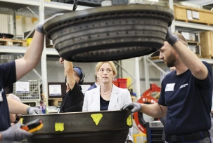 Bundesbildungsministerin Karin Prien (CDU) spricht mit Aus- und Weiterzubildenden im Quereinsteiger Programm OJT (On the Job Training) bei Lufthansa Technik vor einer ausgemusterten Boing 737 in einer Wartungshalle bei Lufthansa Technik., © DPA/Christian Charisius