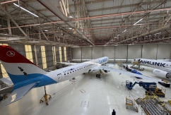 Embraer E195-E2 von Luxair und Airlink in Produktionshalle., © Andreas Spaeth