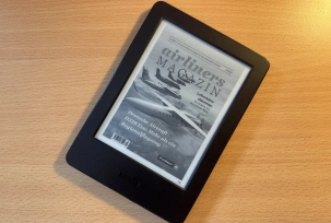 Kindle mit airliners Magazin auf Holztisch, © airliners.de