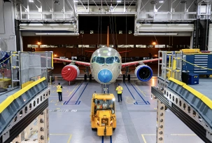 Ein Airbus A220 in der Airbus-Montagehalle in Montreal., © Airbus Canada