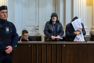 Drei der fünf Verdächtigen sitzen im Bezirksgericht auf der Anklagebank während ihrer ersten Anhörung in einem Prozess über die Gründung und den Betrieb einer organisierten terroristischen Vereinigung., © DPA/Mindaugas Kulbis