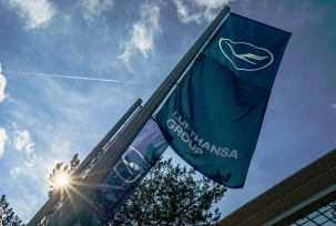 Flagge der Lufthansa Group stehen vor einem Gebäude des Unternehmens., © DPA/Andreas Arnold
