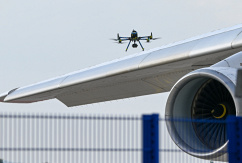 Nach dem nächtlichen Drohnen-Vorfall am Flughafen Leipzig/Halle haben Spezialisten der Bundespolizei eine Drohne mit einer Sprengvorrichtung entschärft., © DPA/Hendrik Schmidt