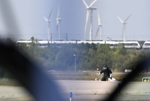 Ein Kriminaltechniker ist in der Nähe eines ukrainischen Flugzeugs auf dem Flughafen Leipzig/Halle im Einsatz., © DPA/Hendrik Schmidt