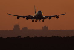 Eine Boeing 747 der Lufthansa setzt im letzten Licht des Tages auf dem Flughafen Frankfurt zur Landung an., © DPA/Boris Roessler