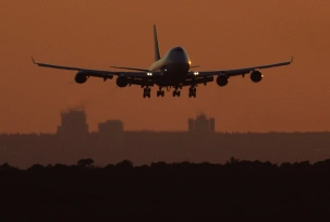 Eine Boeing 747 der Lufthansa setzt im letzten Licht des Tages auf dem Flughafen Frankfurt zur Landung an., © DPA/Boris Roessler