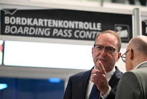 Alexander Dobrindt (CSU, l), Bundesinnenminister, ist im Rahmen einer Pressekonferenz in einem Terminal des Flughafens Leipzig/Halle im Gespräch., © DPA/Hendrik Schmidt