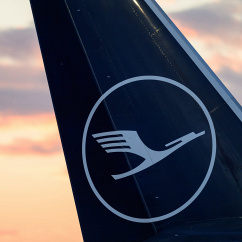Blick auf ein Lufthansa-Leitwerk am Frankfurter Flughafen., © DPA/Hannes P Albert