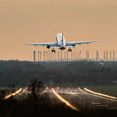 Ein Eurowings-Airbus startet vom Flughafen Hamburg., © DPA/Daniel Reinhardt