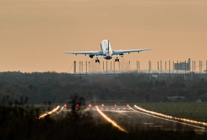 Ein Eurowings-Airbus startet vom Flughafen Hamburg., © DPA/Daniel Reinhardt