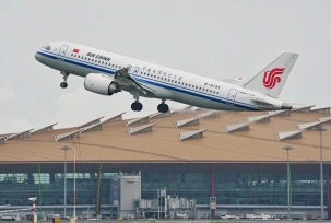 Der Air-China-Flug CA723 startet vom Beijing Capital International Airport in Peking., © DPA/Tao Ran