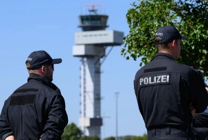 Einsatzkräfte der Polizei suchen am Flughafen Leipzig/Halle nach Spuren., © DPA/Hendrik Schmidt