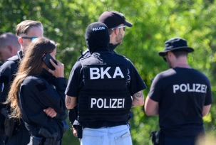 Einsatzkräfte der Polizei und des BKA suchen am Flughafen Leipzig/Halle nach weiteren Spuren., © DPA/Hendrik Schmidt