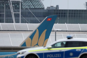 Ein Polizeiauto fährt am Flughafen München vor einer Boing 787 von Vietnam Airlines vorbei., © DPA/Karl-Josef Hildenbrand