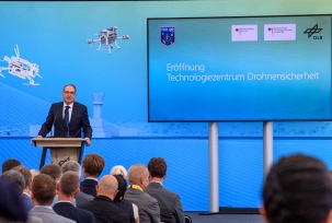 Alexander Dobrindt (CSU), Bundesminister des Innern, spricht bei der Eröffnung des Technologiezentrums für Drohnensicherheit auf dem Standort vom Deutschen Zentrum für Luft- und Raumfahrt (DLR) im Ortsteil Cochstedt., © DPA/Klaus-Dietmar Gabbert