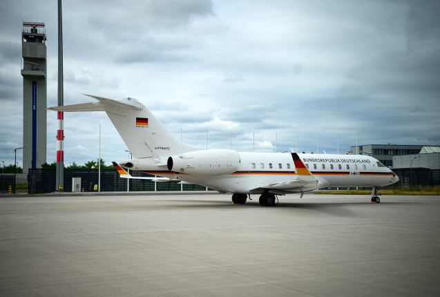 Ein Flugzeug vom Typ Bombardier Global 5000 der Flugbereitschaft des Bundesministeriums der Verteidigung (BMVg) steht auf dem militärischen Teil vom Flughafen Berlin., © DPA/Bernd von Jutrczenka
