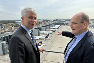 Arndt Schoenemann (r) spricht mit Steffen Bilger (CDU), © DPA/Christian Ebener