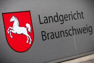 Ein Schild mit der Aufschrift "Landgericht Braunschweig" hängt in Haupteingangsbereich des Landgerichts., © DPA/Moritz Frankenberg