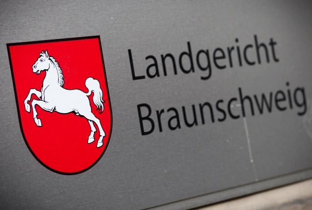 Ein Schild mit der Aufschrift "Landgericht Braunschweig" hängt in Haupteingangsbereich des Landgerichts., © DPA/Moritz Frankenberg