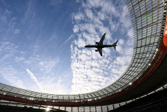 Ein Passagierflugzeug fliegt vor dem zweiten Rugby-Testspiel zwischen Südafrika und Neuseeland über das Stadion., © DPA/STR