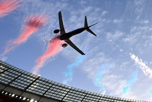 Ein Passagierflugzeug fliegt vor dem zweiten Rugby-Testspiel zwischen Südafrika und Neuseeland über das Stadion., © DPA/STR