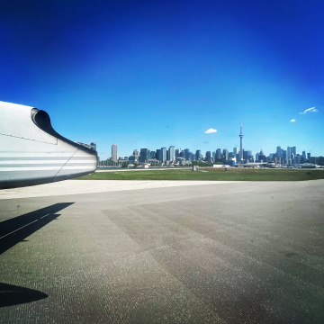 Flugzeug auf dem Rollfeld vor der Skyline von Toronto., © airliners.de/Alexander Fink