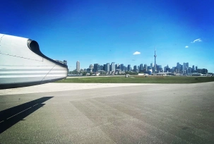Flugzeug auf dem Rollfeld vor der Skyline von Toronto., © airliners.de/Alexander Fink