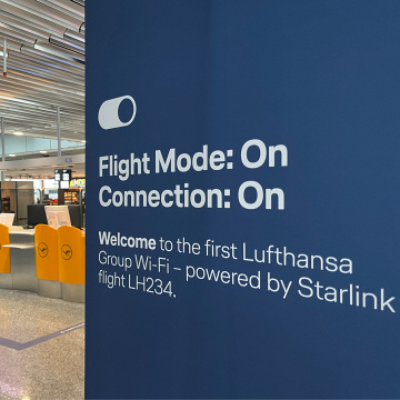 Lufthansa wirbt am Gate für Starlink-WLAN auf Erstflug LH234, © airliners.de/Andreas Sebayang