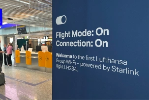 Lufthansa wirbt am Gate für Starlink-WLAN auf Erstflug LH234, © airliners.de/Andreas Sebayang