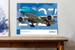 airliners.de Flugzeugkalender 2027 im Arbeitszimmer., © airliners.de/KI