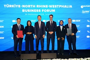 Von links: Faruk Kacır (General Manager von HEAŞ), Serap Güler (Staatsministerin im Auswärtigen Amt), Alparslan Bayraktar (Türkischer Minister für Energie und natürliche Ressourcen), Hendrik Wüst (Ministerpräsident des Landes Nordrhein-Westfalen), Hanita Ahmad (Executive Director von Istanbul Sabiha Gökçen (ISG)) und Cenk Özöztürk (Geschäftsführer der Flughafen Köln/Bonn GmbH), © Flughafen Köln/Bonn