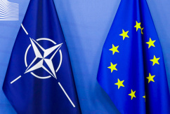 Flaggen der Europäischen Gemeinschaft und der Nato hängen im Hauptsitz., © DPA/Francisco Seco/AP Pool/AP