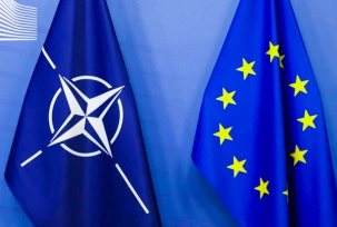 Flaggen der Europäischen Gemeinschaft und der Nato hängen im Hauptsitz., © DPA/Francisco Seco/AP Pool/AP