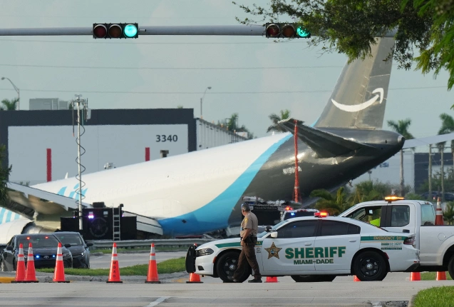 Ein Amazon-Frachtflugzeug steht auf dem Miami International Airport (MIA), nachdem es über die Landebahn hinausgeschossen war., © DPA/Lynne Sladky/AP