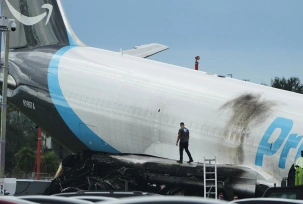 Ein Frachtflugzeug von Amazon steht auf dem Miami International Airport (MIA), nachdem es am Vortag über die Landebahn hinausgeschossen war., © DPA/Lynne Sladky