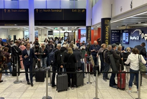 Passagiere stehen in einer Schlange auf dem Flughafen Gatwick, nachdem Flüge aufgrund eines technischen Problems im britischen Flugsicherungssystem gestrichen wurden., © DPA/Jordan Pettitt/PA/AP